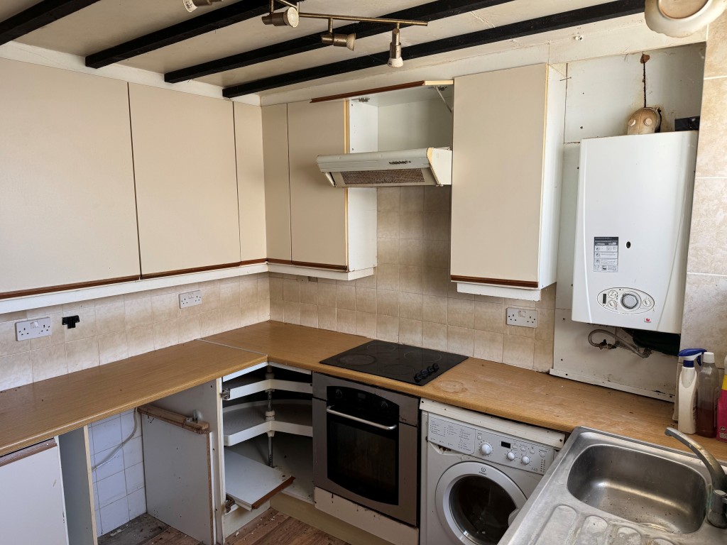 Lot: 179 - LEASEHOLD TOWN CENTRE COTTAGE FOR IMPROVEMENT WITH ADDITIONAL FREEHOLD LAND TO THE REAR - The Kitchen